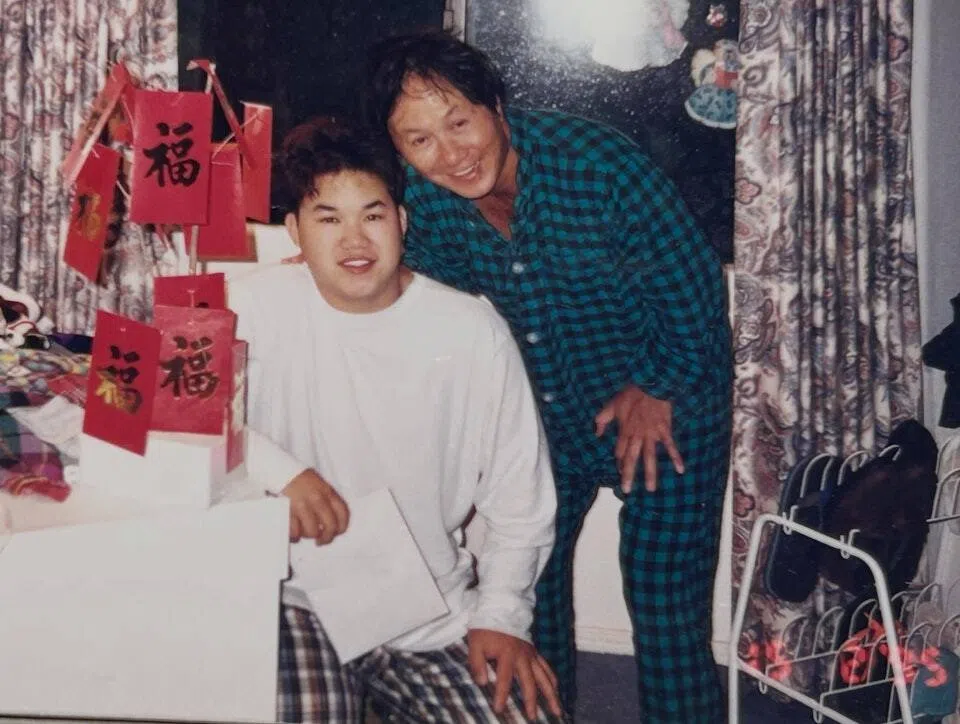 许怀谷（左）分享父亲多年前曾送他一颗摇钱树！（取自艺人IG）
