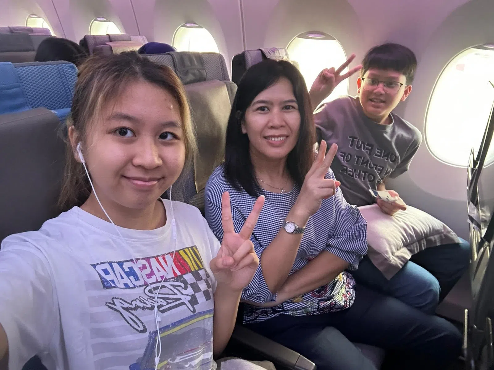 温金华的太太（中）趁学校假期，带两个孩子回印尼探亲。（温金华提供）