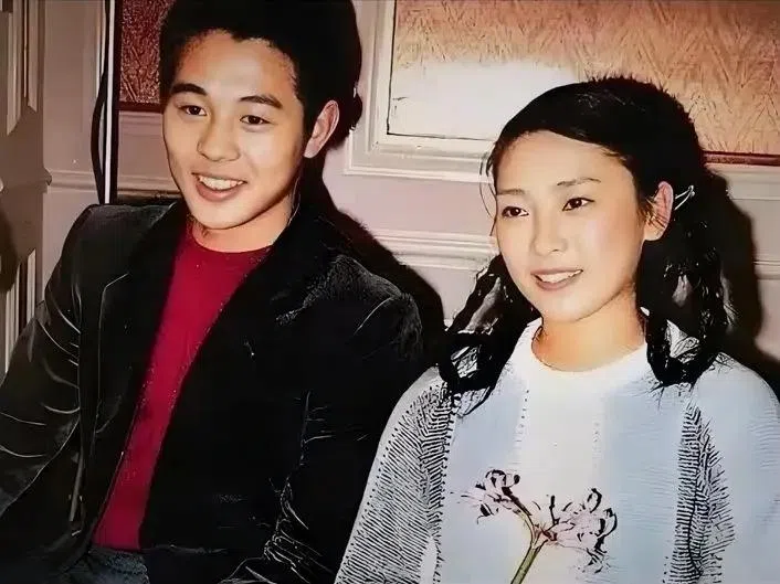 李连杰（左）曾与师妹黄秋燕有过一段三年婚姻，两人育有一对女儿。（互联网）
