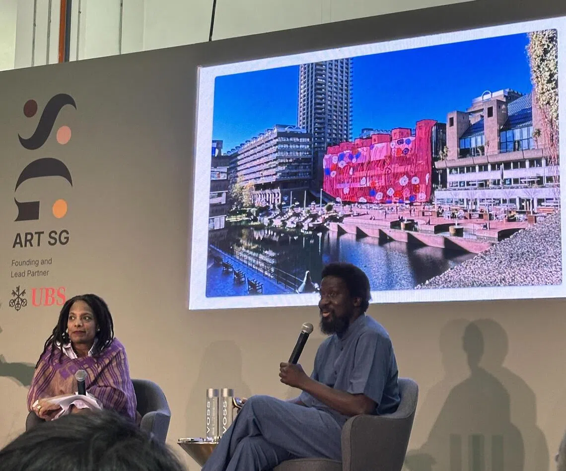 加纳艺术家易卜拉欣·马哈马在艺博会上分享他的艺术与社群合作。（黄向京摄）