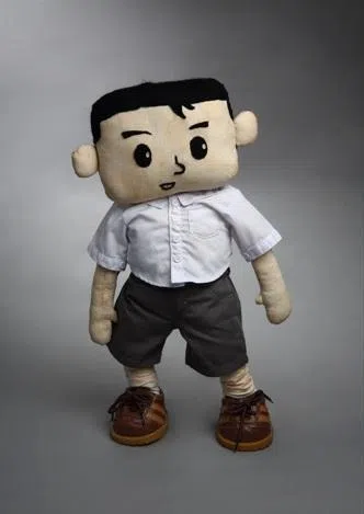 《漫画之王：陈福财正传》中的“阿发”布偶在展览中展出。（刘敬贤提供）