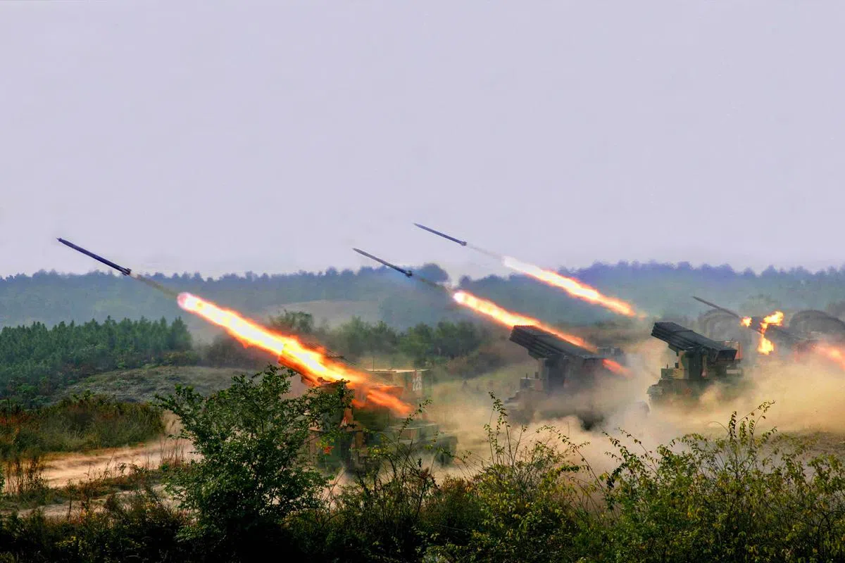 8月1日，中国大陆东部战区陆军某旅在野外陌生地域组织炮兵分队进行多装备多弹种实弹射击训练。（新华社）