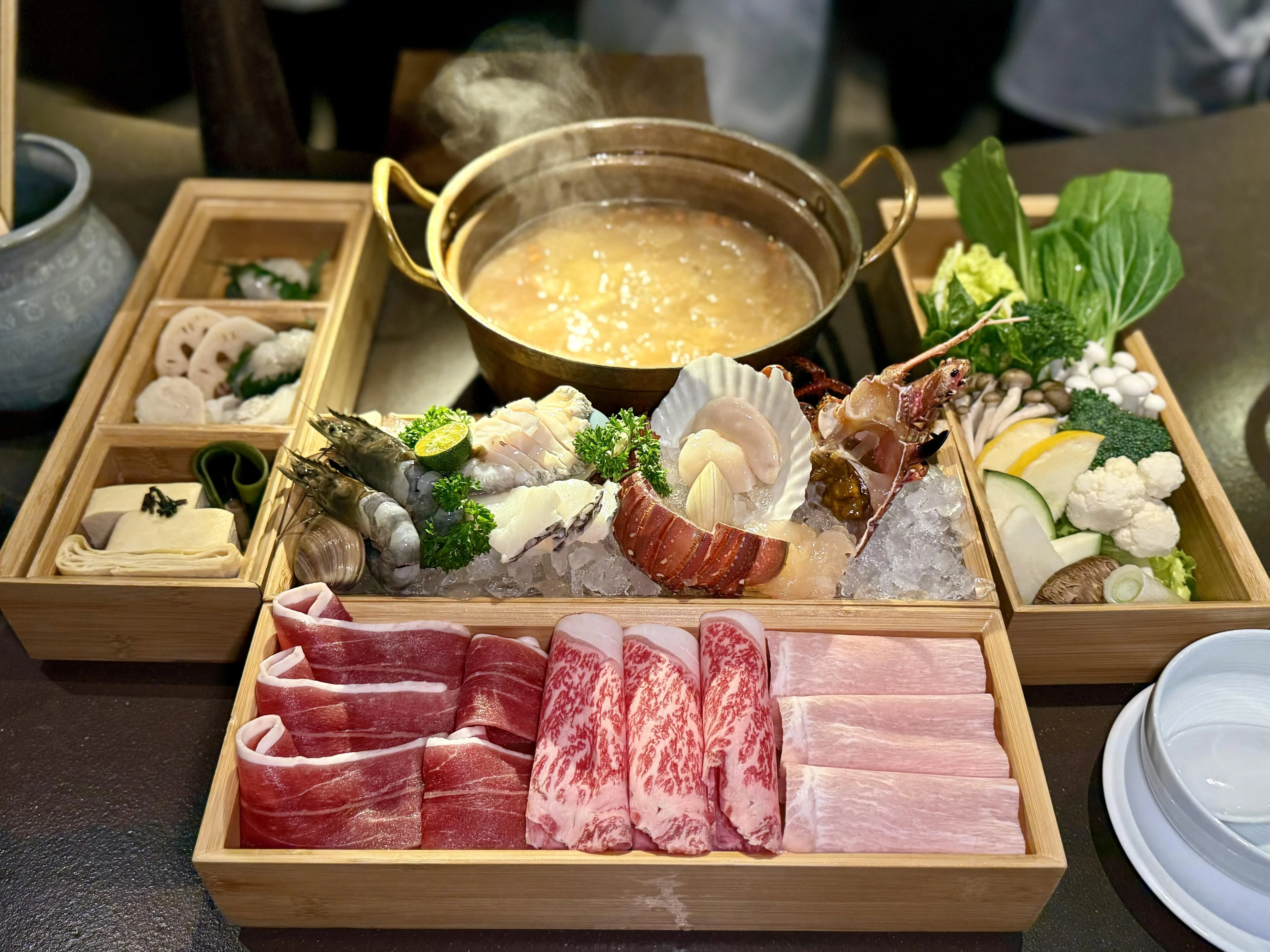 优质火锅套餐分量丰盛，食材涵盖日本鹿儿岛A4和牛、杜洛克猪颈肉、鸭胸、岩龙虾、鲍鱼等。（叶晓虹摄）