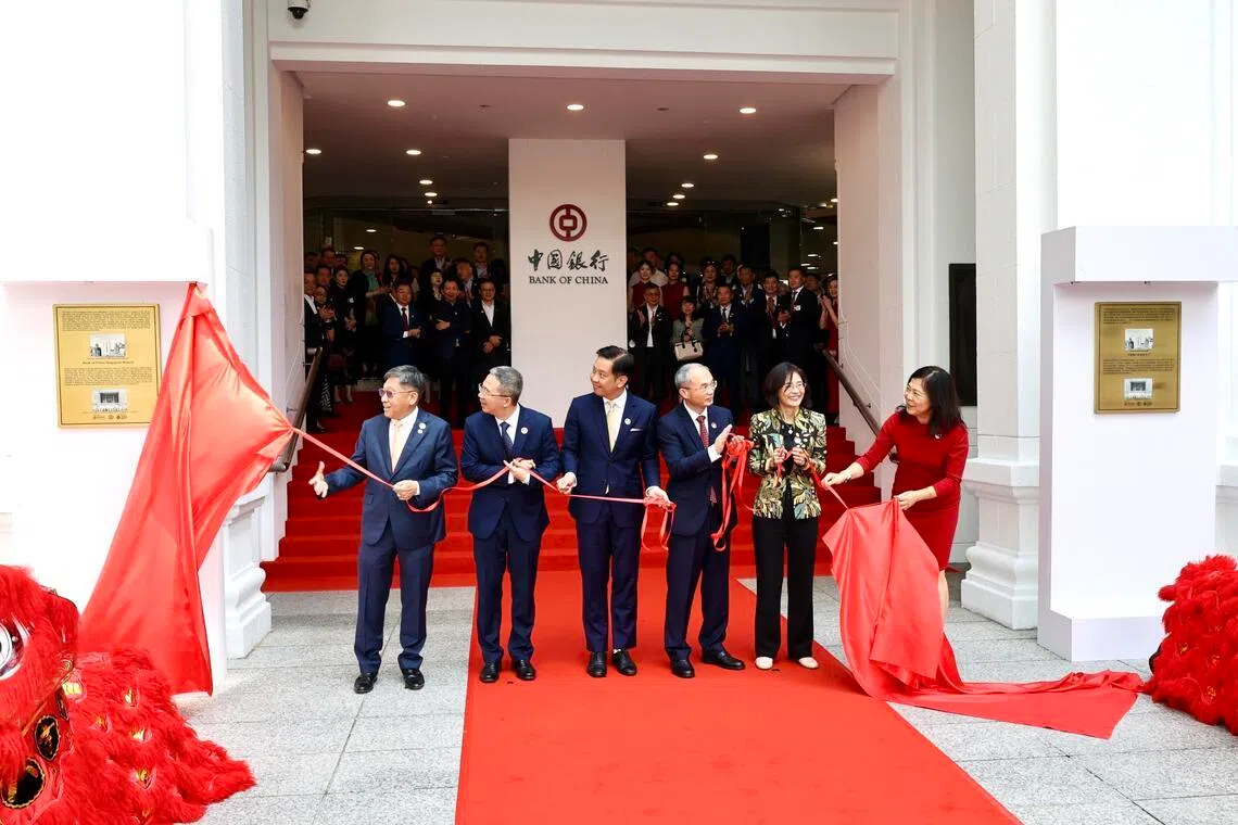 中华总商会会长高泉庆（左起）、中国银行执行董事刘进、国家发展部兼贸工部政务部长陈圣辉、中国驻新加坡大使曹忠明、新加坡国家文物局局长章慧霓、中银新加坡分行行长史炜，共同主持了新加坡中银大楼获颁“历史地标”的授牌仪式。（周国威摄）