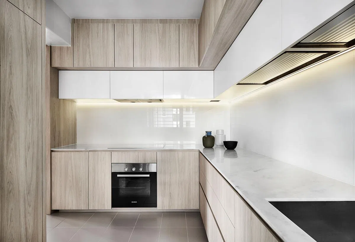 厨房采用L形桌面设计，以充分利用空间。（Wee Studio提供照片）