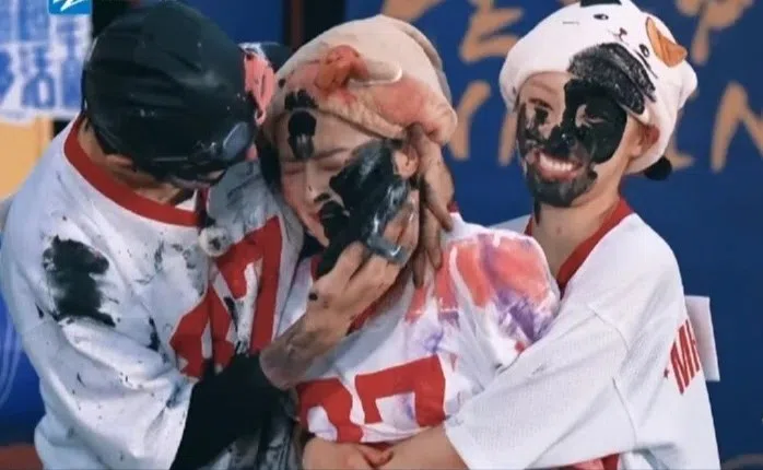 范丞丞（左）在节目中捧着白鹿（中）的脸，很快引发恋爱疑云。（视频截图）