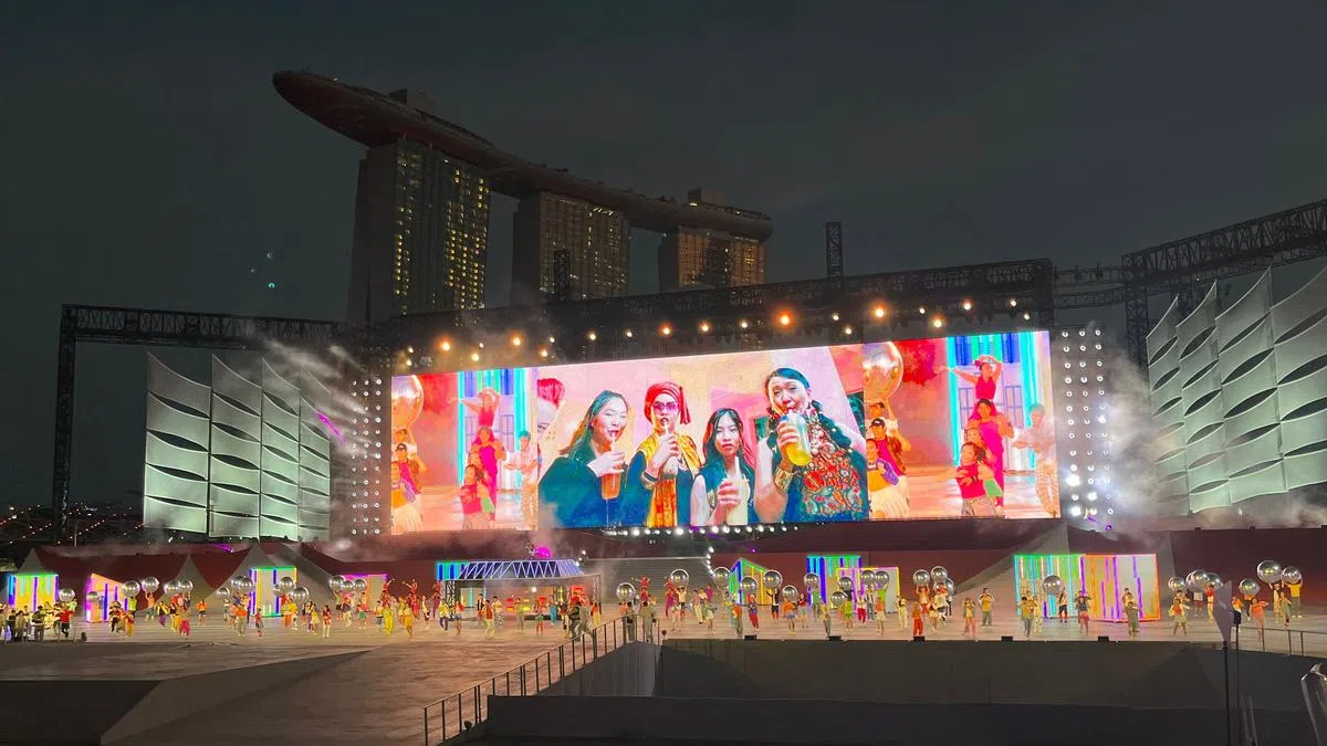 主题为“我们的故事”的五幕歌舞表演叙述新加坡的抗疫故事。（尹云芳摄）