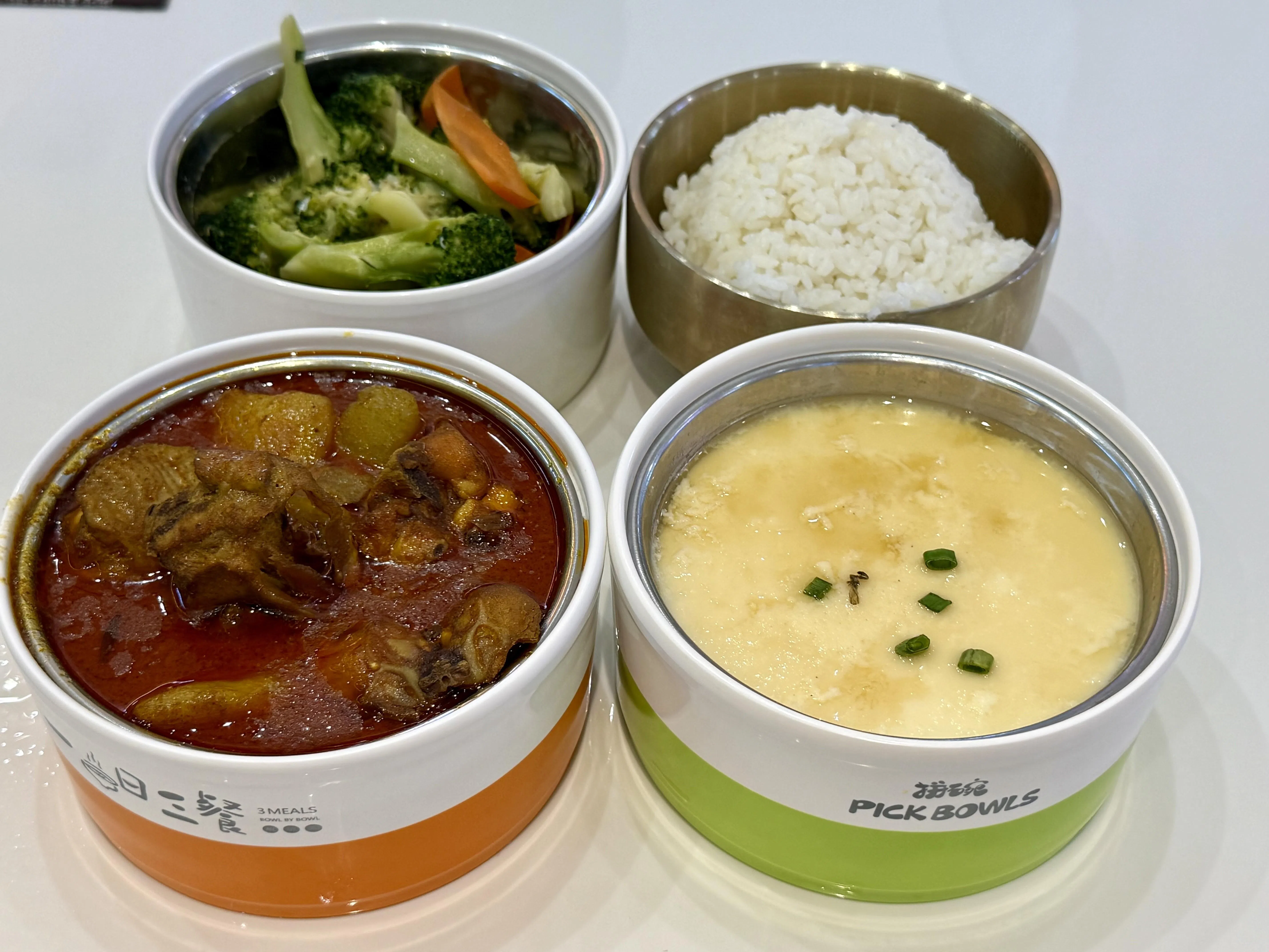 以小碗呈现的菜饭，按碗的颜色计价，选择多样，价格透明。（叶晓虹摄）