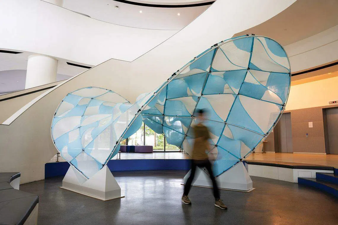 新加坡科技设计大学（SUTD）旗下的“动力装配实验室”（Dynamic Assemblies Lab）的一个团队，2020年从海星幼虫（Starfish Larvae）得到灵感组装的“编织图案流动凉亭”（Knit Patterned Flow Pavilion）。（Lee Tat Lin 摄）