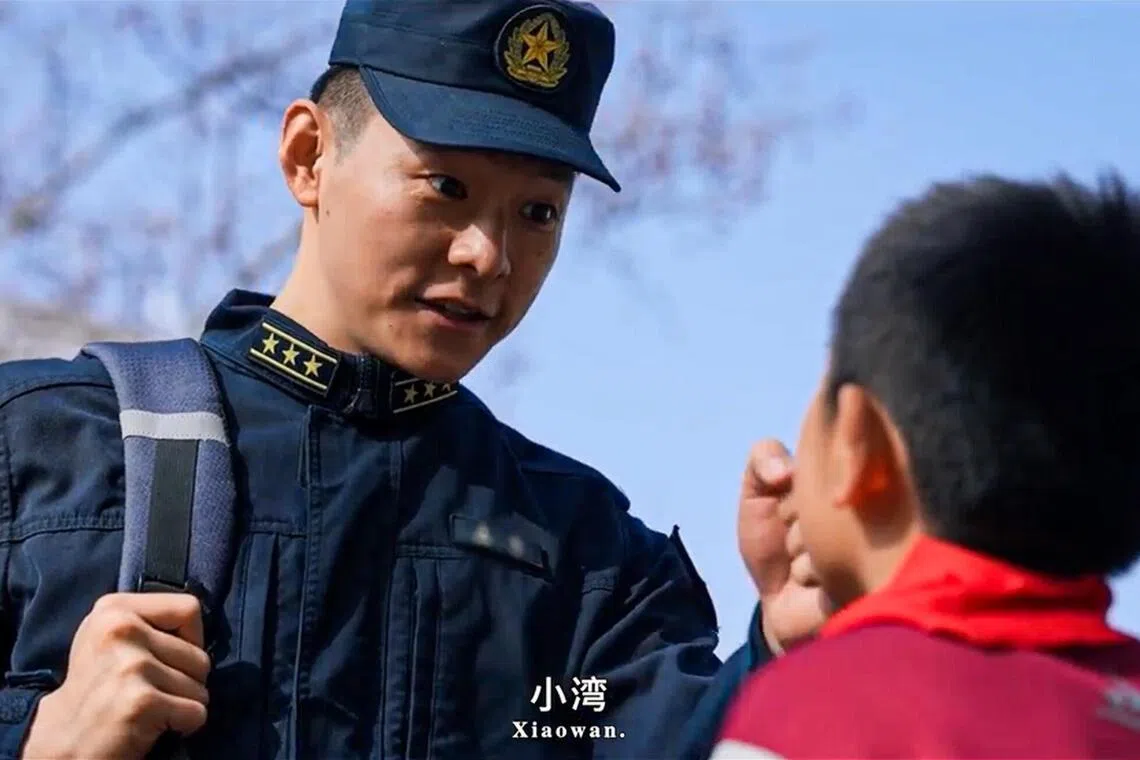 中国解放军新闻传播中心客户端“中国军号”星期三（4月22日）发布主题宣传片《向大洋》。片尾处，舰长父亲接儿子“小湾”放学回家，强烈暗示台湾迟早要与中国大陆统一。（中国解放军视频截图）