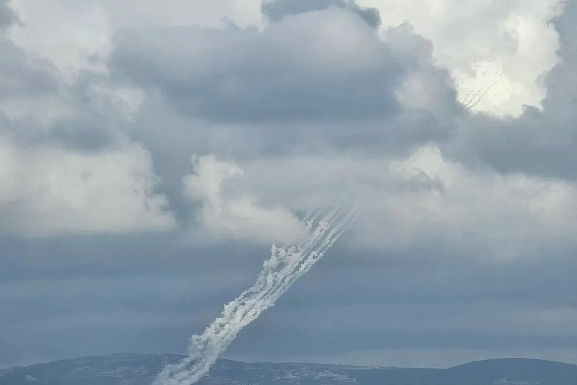 从黎巴嫩提尔地区拍摄的照片显示，真主党4月11日从黎巴嫩南部向以色列发射火箭弹。（法新社）