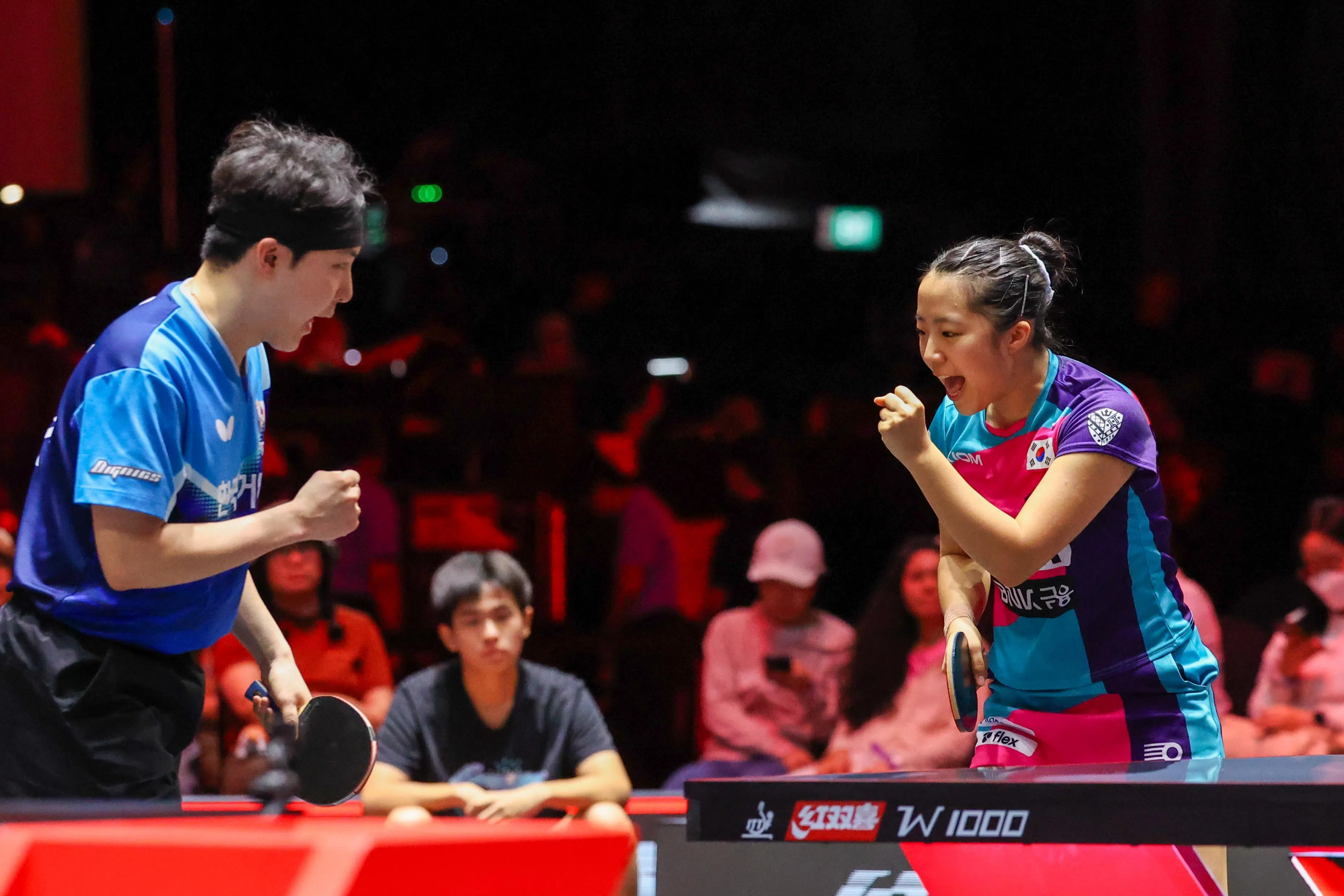 韩国组合林钟勋（左）／申裕斌在1比2落后的情况下，以3比2打败对手获得混双决赛资格。（吴先邦摄）