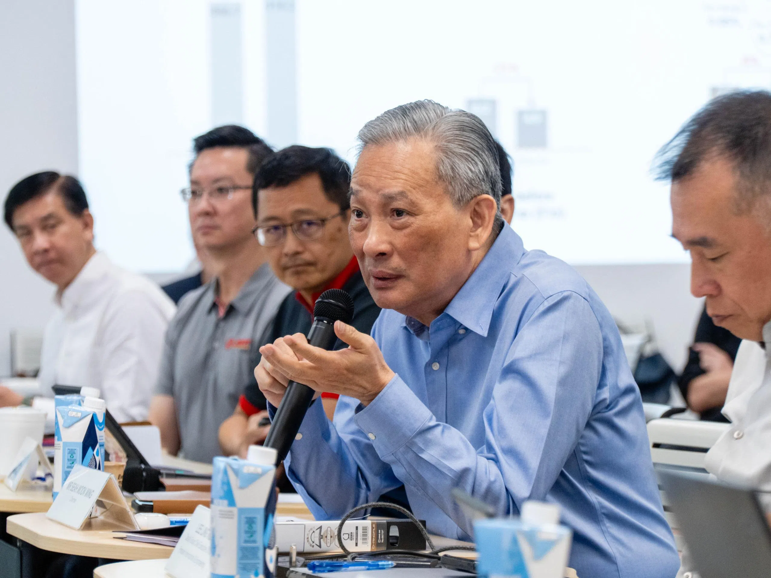 SMRT主席佘文民（右二）星期四在记者会上，强调妥善管理资源的重要。出席记者会的还有腾越宝威总裁洪维能（左起）、SMRT巴士董事经理陈炳权、地铁总裁蓝晓开，以及集团副总裁李遴伟。（SMRT提供）