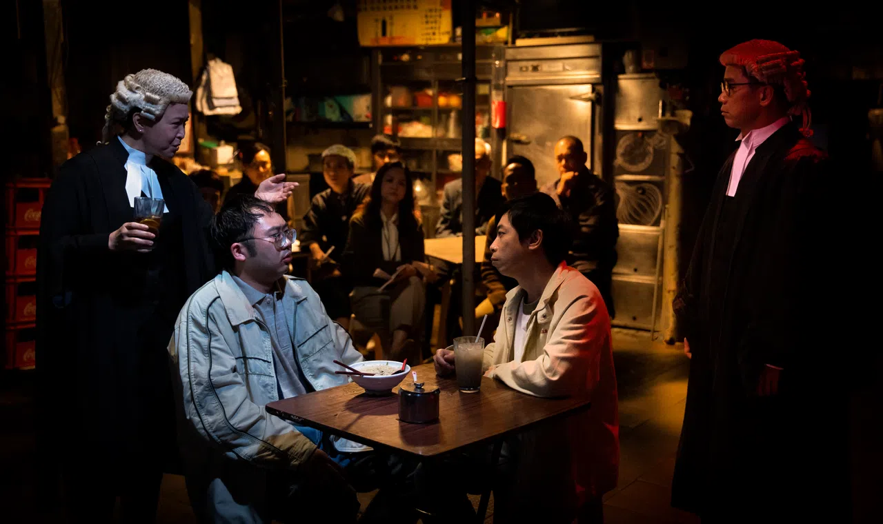 麦沛东（左二）在《正义回廊》的精湛演出，为他赢得许多电影奖项认可。（新加坡电影协会提供）