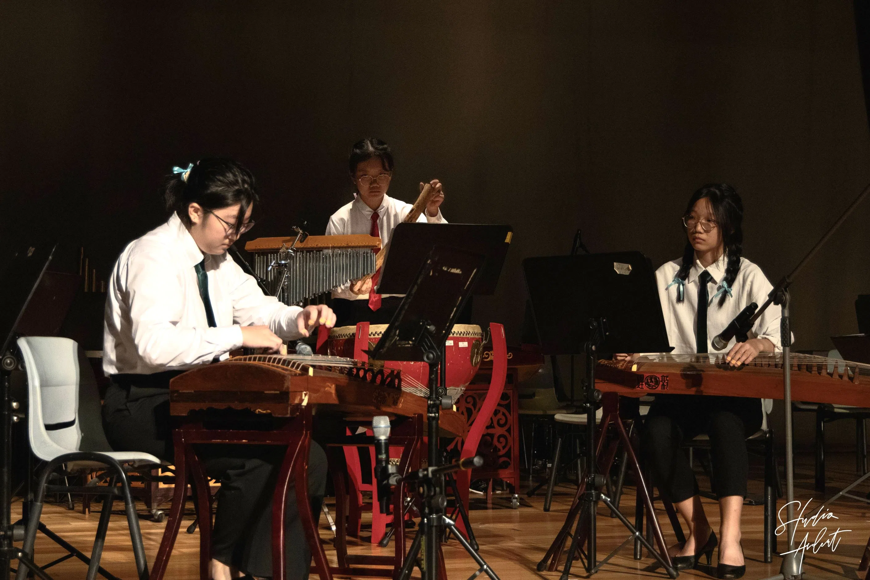 古筝曲《行者》对乐手的技巧有很高的要求，需要两手分别弹奏两段截然不同的旋律。 （华中摄影学会提供）