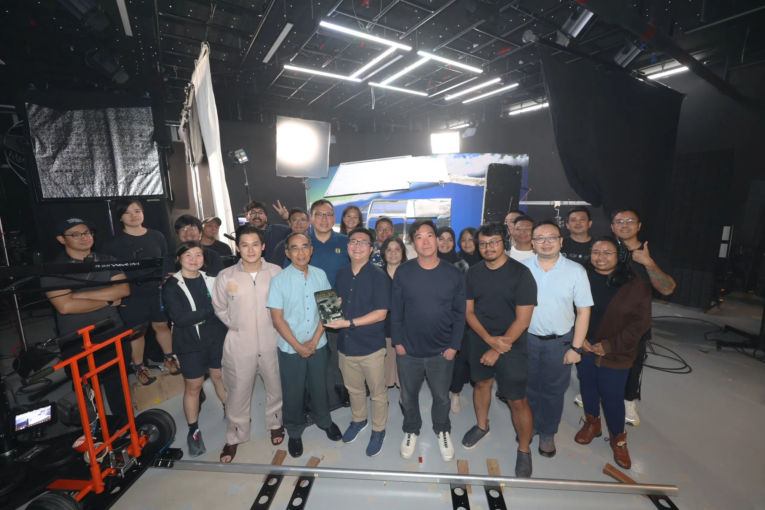 《飞虎》摄制团队和男主角许瑞奇（前排左二起）、何永道长子何建宇、国大讲师沈耀发和导演陈启全合照。（唐家鸿摄）