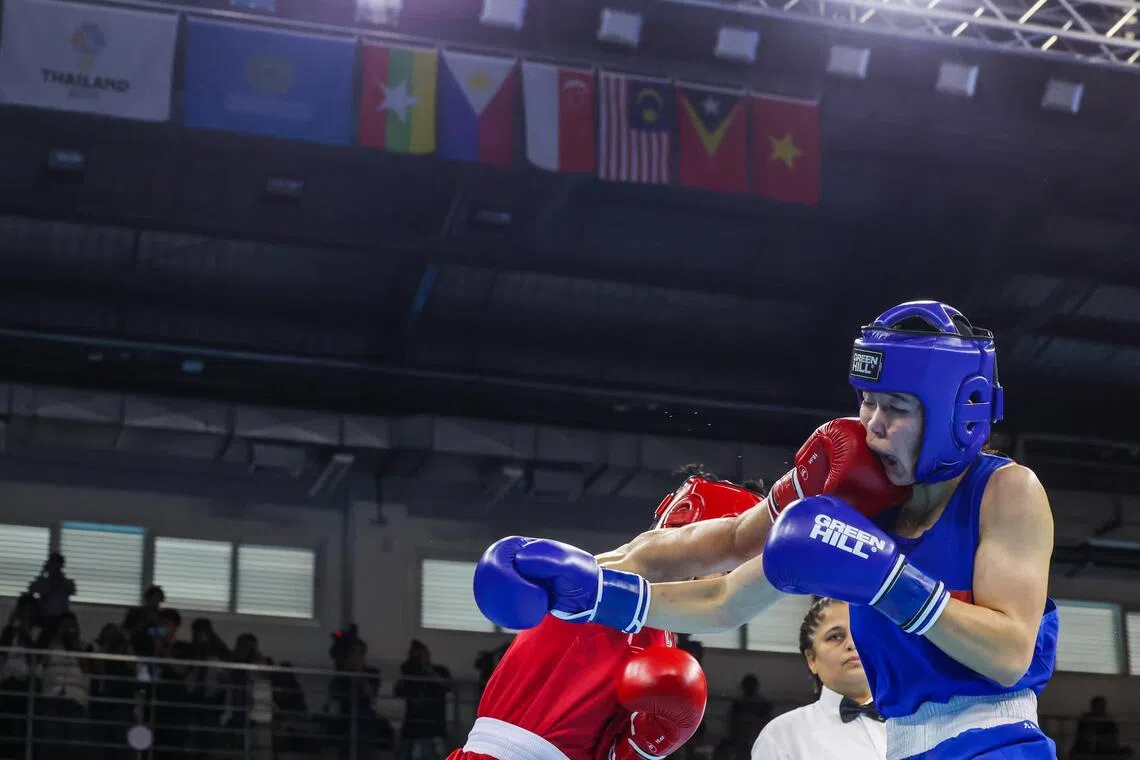 越南与泰国拳击选手在比赛中挥拳对抗，场面紧张。（白艳琳摄）
