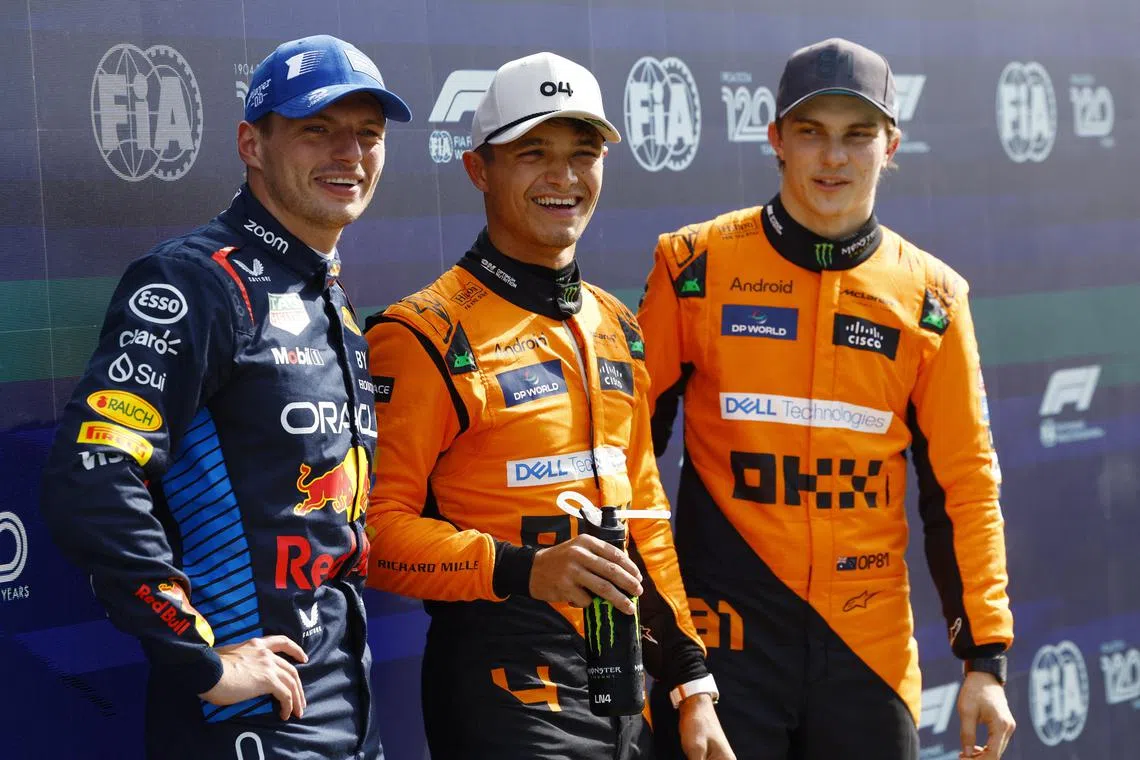诺里斯（中）与皮亚斯特里（右）两位迈凯伦车手须要在新加坡巩固优势，同时追赶费斯塔彭（左）。（路透社）
