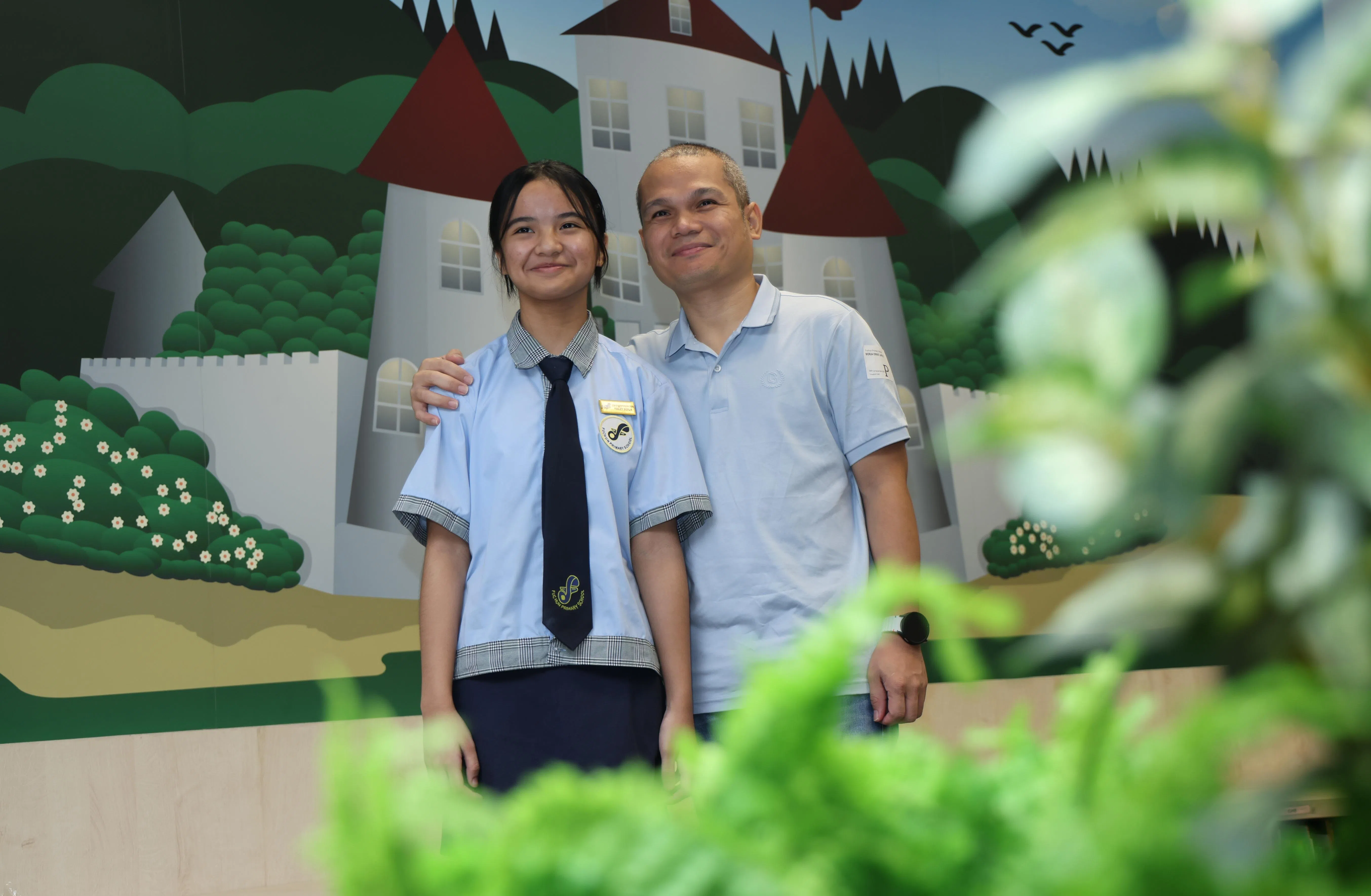 海莉的父亲厄尼（右）犹豫许久后，最后决定全力支持女儿学习华文。（梁麒麟摄）