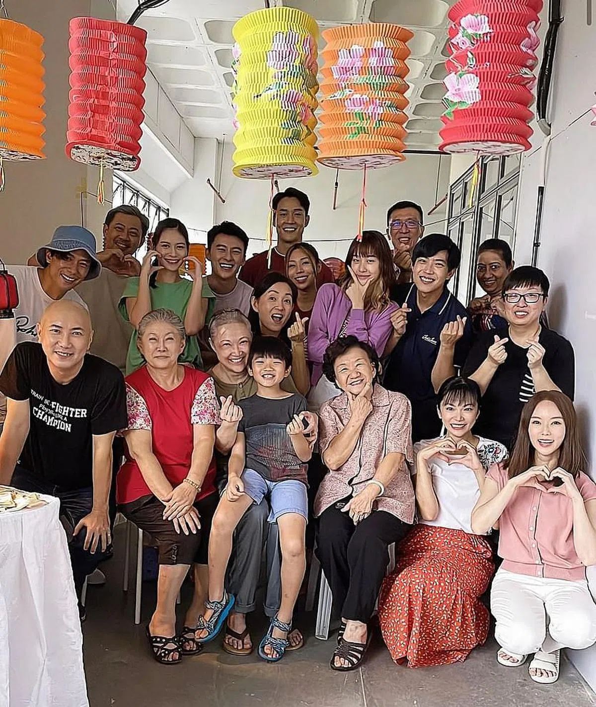 新剧《黄金巨塔》的剧组一起欢度中秋。（互联网）