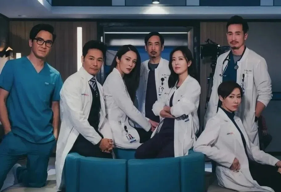 《白色强人II》温情与冲突并存。一众医生拯救生命，也为医改方案针锋相对。（TVB图）