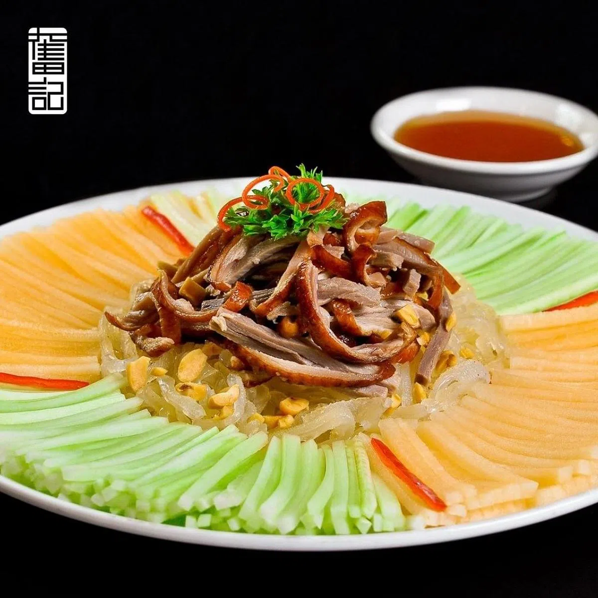 搭配哈蜜瓜丝的鸭丝拼盘。（图/餐馆面簿）