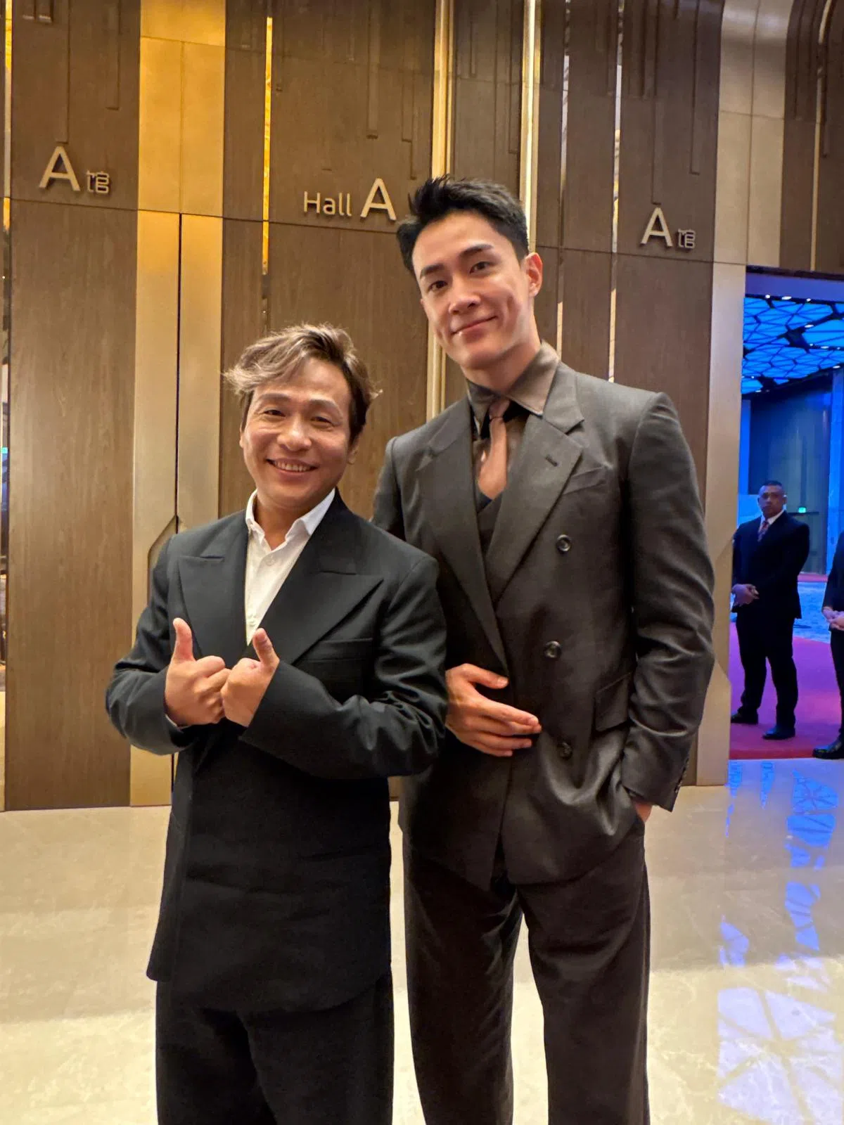 邓伟德与金萱奖全球最佳男配角奖得主宋小宝合影。（新艺经纪提供）