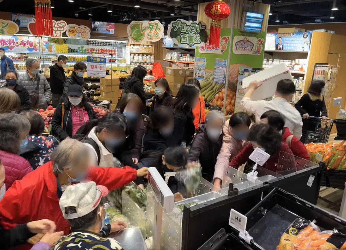 一名网民昨天在面簿发布的视频可见10多名主妇在超市中抢购蔬菜。（视频截图）