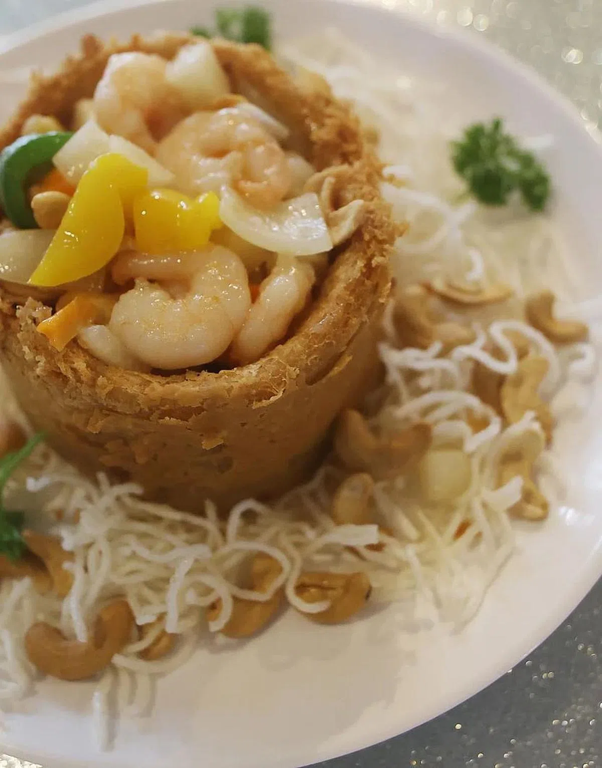 佛钵腰果虾仁以上等芋头和新鲜油炸出外酥内香的芋圈。（饶进礼摄）