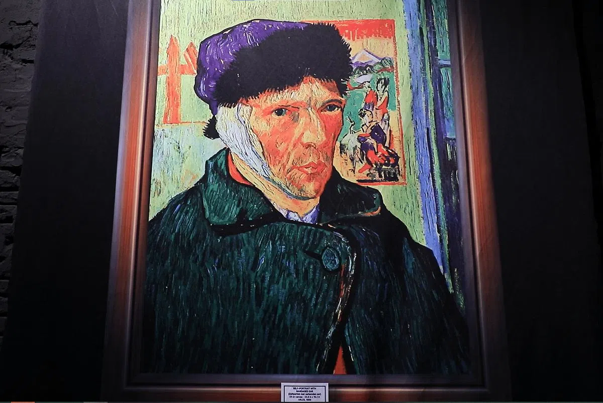 梵高著名的自画像之一——《耳朵包着绷带的自画像》（Self-Portrait with Bandaged Ear, 1889）（林泽锐摄）。