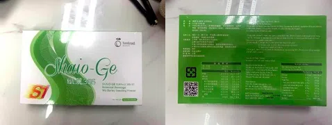 来自台湾的植物饮料冲剂 Shaio-Ge Xian Li 365 S1 Botanical Beverage Mix Barley Seedling Powder中含有用于缓解便秘的番泻苷（Sennosides）。（新加坡食品局提供）