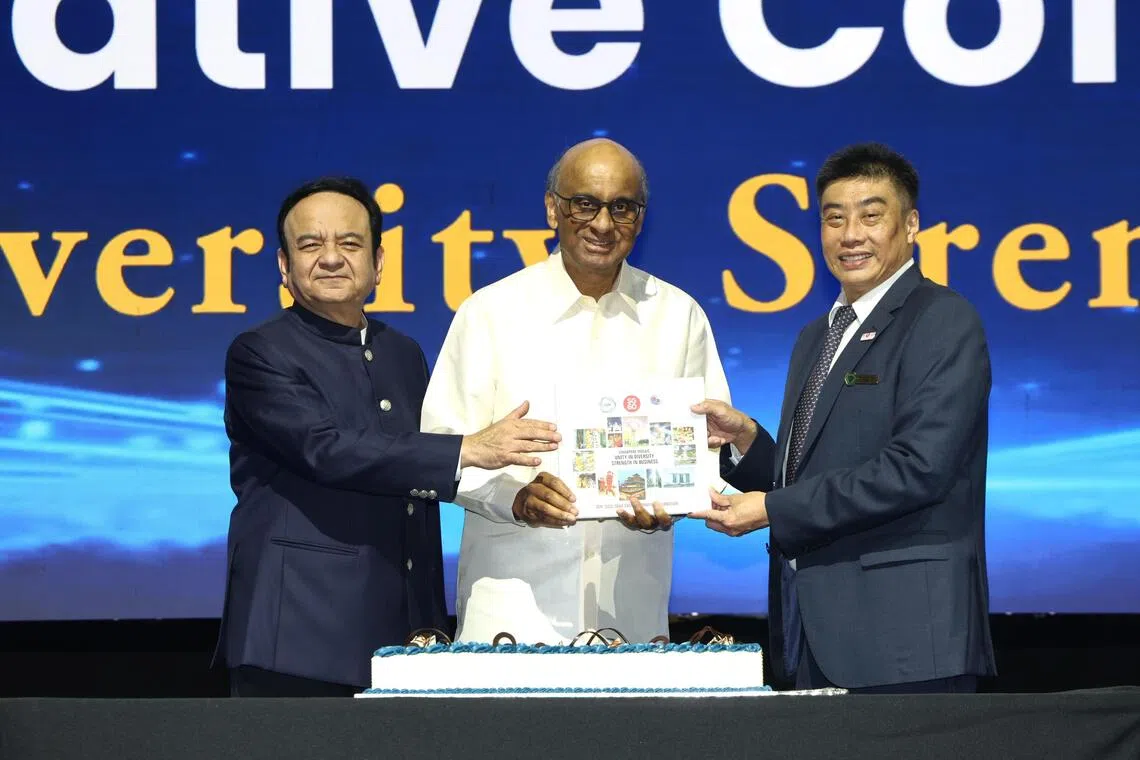 尚达曼总统（中）、新加坡印度商会主席帕雷克（Neil Parekh）（左）和新加坡制造商总会会长陈展鹏共同发布一本纪念书籍。（梁麒麟摄）