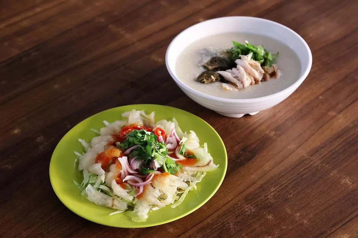 除了鸡饭，玻璃鸡脚和鸡粥（右）也很受食客欢迎。（蔡家增摄）