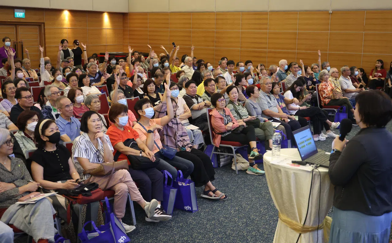 近400名读者出席活动，聆听讲解并参与互动。在问答环节，年长者们都踊跃参与，气氛热烈。（唐家鸿摄）