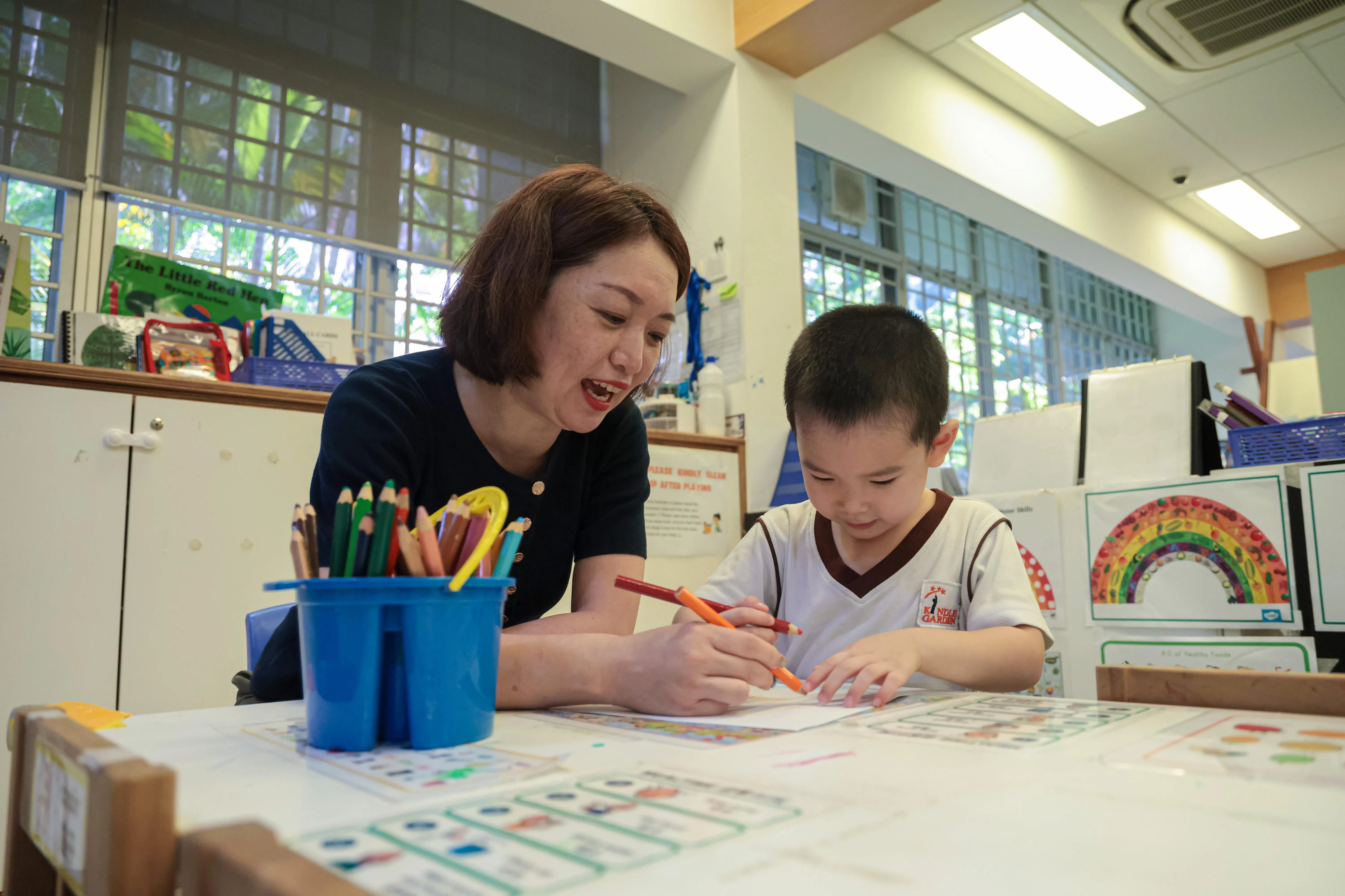 家长李靖威（左）并不介意儿子林俊凯的幼儿园同时开放给特需儿童。她反而欣赏这样的办学理念，觉得孩子从中也变得更细心，懂得关心朋友。（李冠卫摄）
