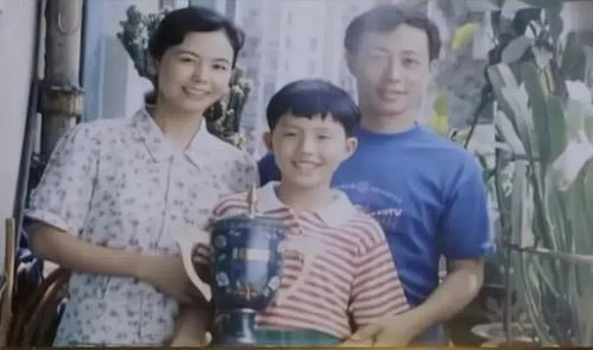 李云迪小时候和父母合影。（互联网）