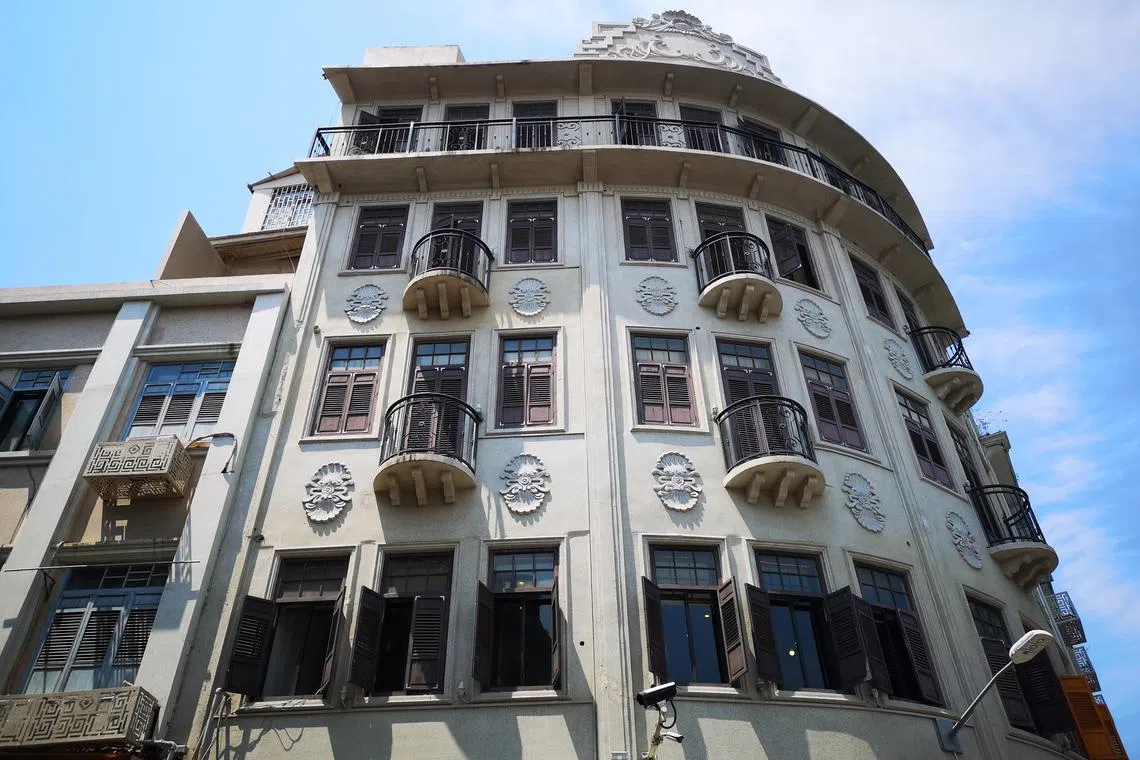 郁达夫住过的天仙旅社，法式小阳台与浮雕纹饰错落有致。（黄匡宁摄）