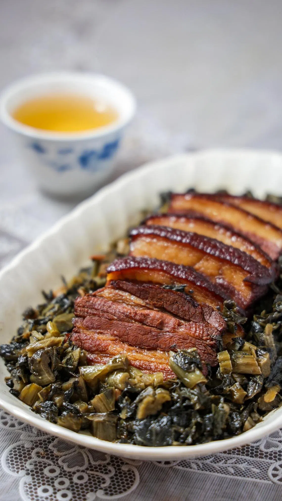 本地客家餐馆梅村酒家“四大天王”经典客家菜之一：梅菜扣肉。（档案照）