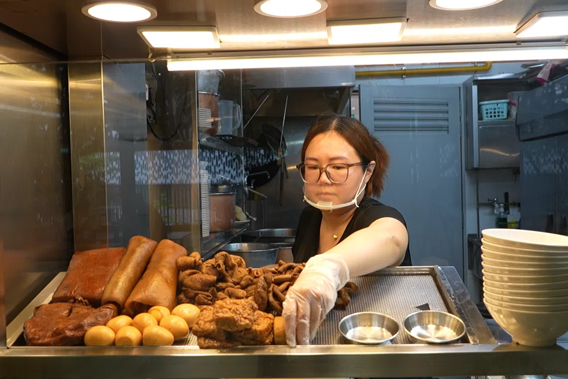 为吸引顾客，粿汁食材的摆放与卖相同样讲究。（视频截图）