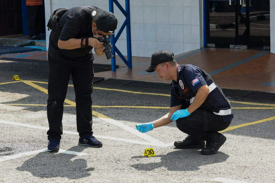 警方在案发现场搜证，进行调查。（马新社）