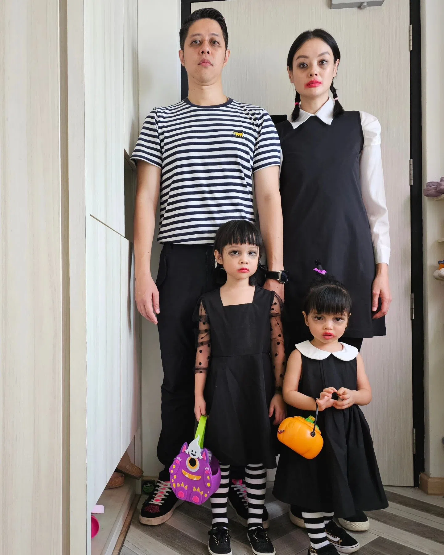 沈琳宸一家四口扮成《阿达一族》成员。（取自沈琳宸IG）