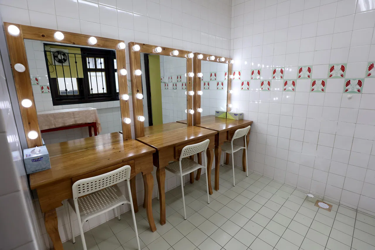 三楼不仅能排练，还可化妆更衣。（龙国雄摄）