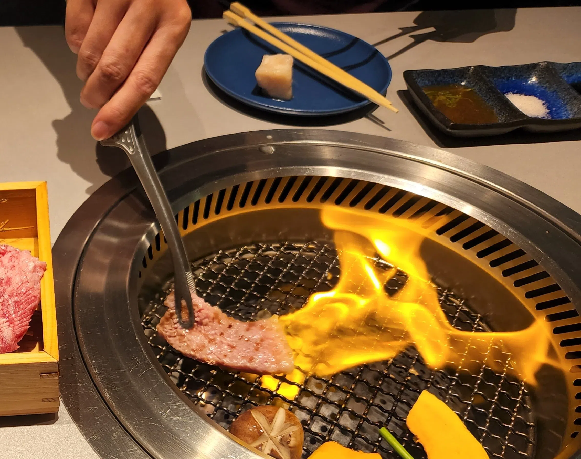 松阪牛纹理细腻，柔嫩多汁。炭火炙烤下牛油滴落，滋滋声中漾起扑鼻香气。（丁威摄）