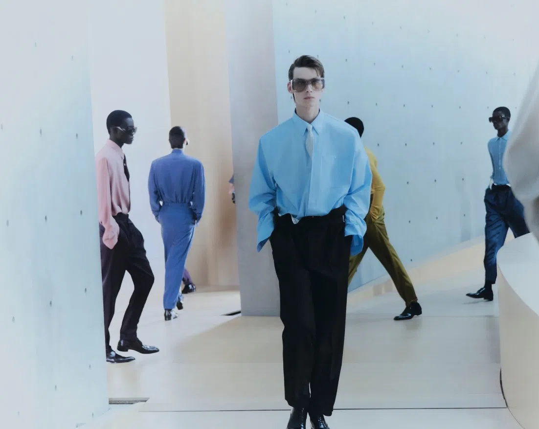 Yves Saint Laurent秀场，衬衫造型简单划一却散发深沉魅力。（互联网）