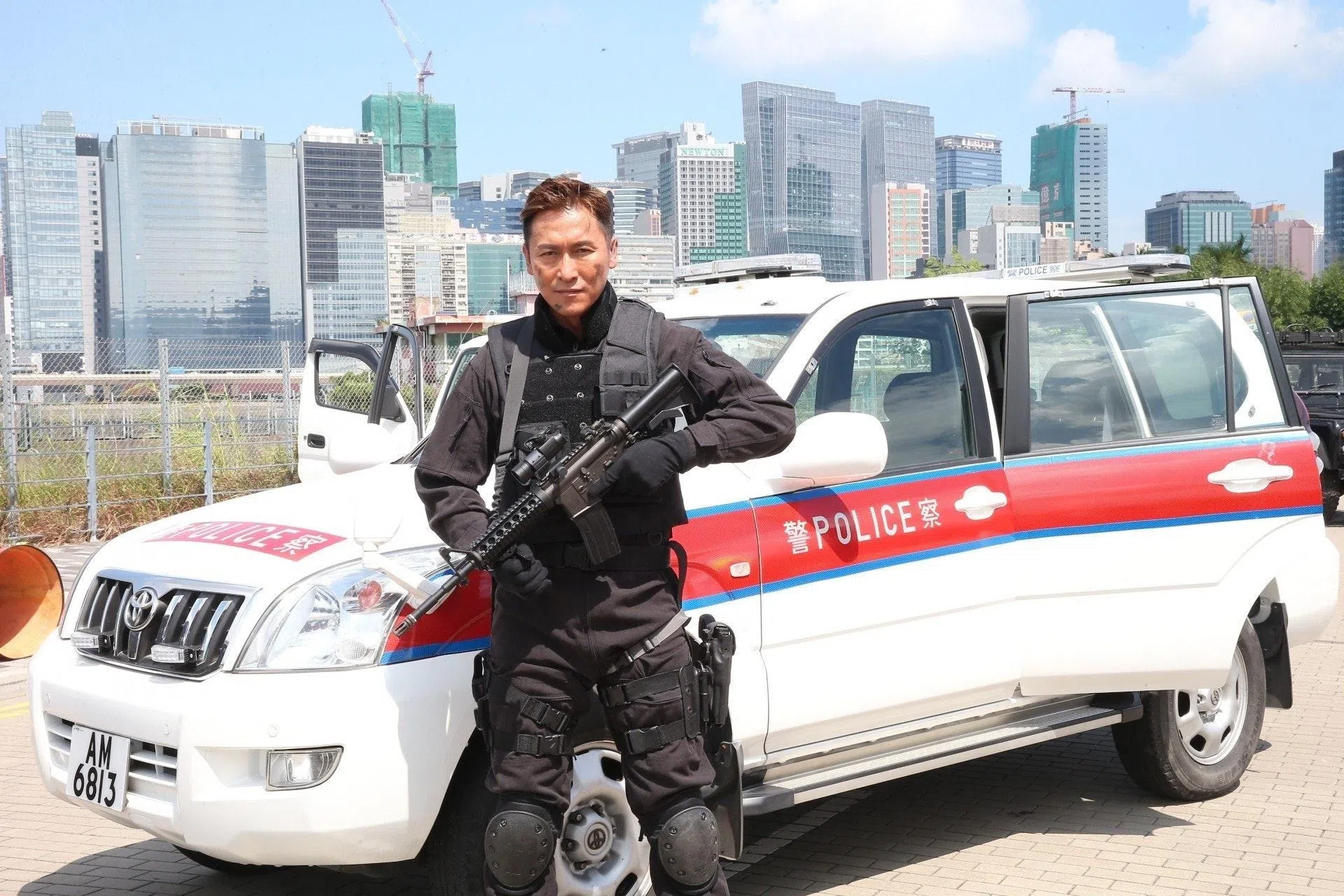 《飞虎》中饰演飞虎队精英的马德钟，不时展现其领导才能，尽显帅气一面。（互联网）