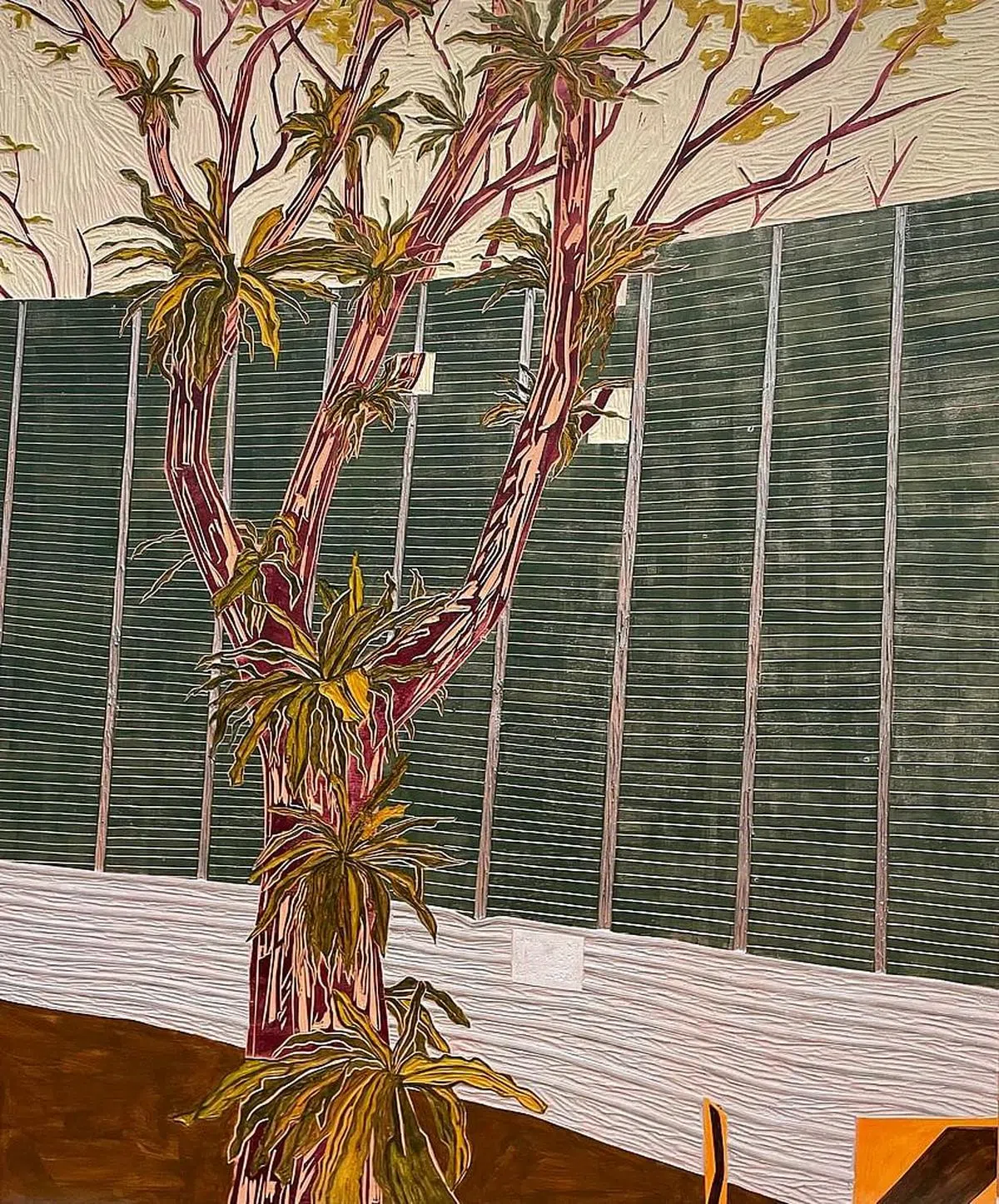 木刻版画《树》系列之一，建筑工地围板为过长树枝开窗口。（画廊提供图片）