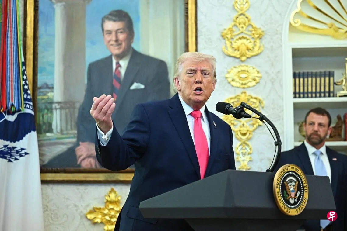 特朗普在新国土安全部长马林（右）的宣誓就职仪式上确认，伊朗送的“礼物”，与霍尔木兹海峡的能源运输有关。 （彭博社）