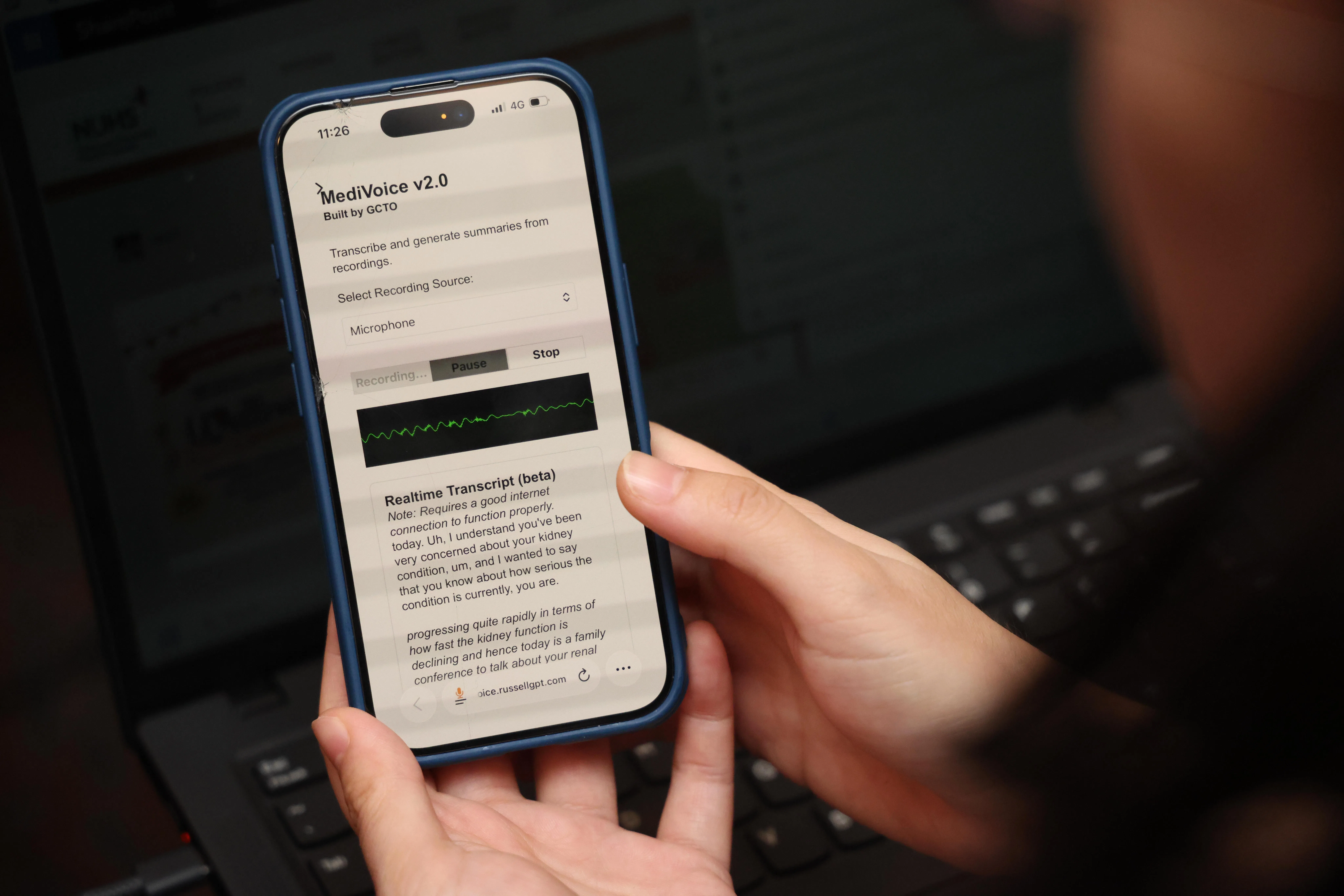国大医院内科高级顾问医生吴丽滢，向《联合早报》记者演示可记录和整理看诊纪要的好帮手MediVoice。这款基于AI技术的工具过去一年来为她和同事们省下不少时间。（郑一鸣摄）