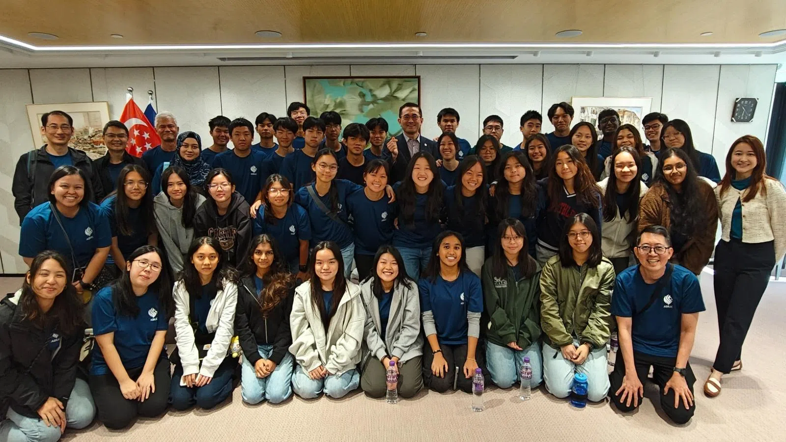 六天香港学习之旅收获满满，两组师生在新加坡驻香港总领事馆留下珍贵合影。（安德逊实龙岗初院提供）