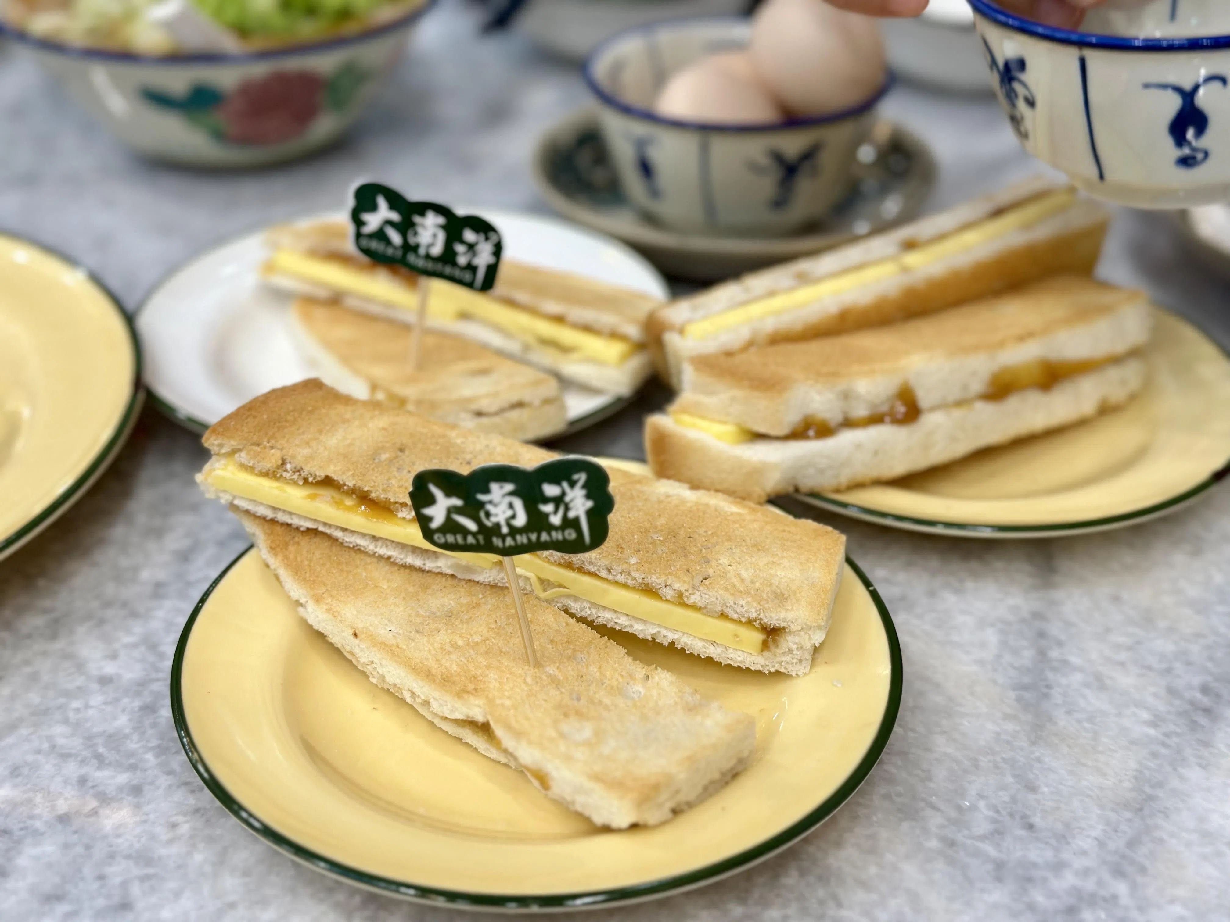 传统牛油咖椰面包有传统面包、厚面包、全麦面包等多种选择。（叶晓虹摄）